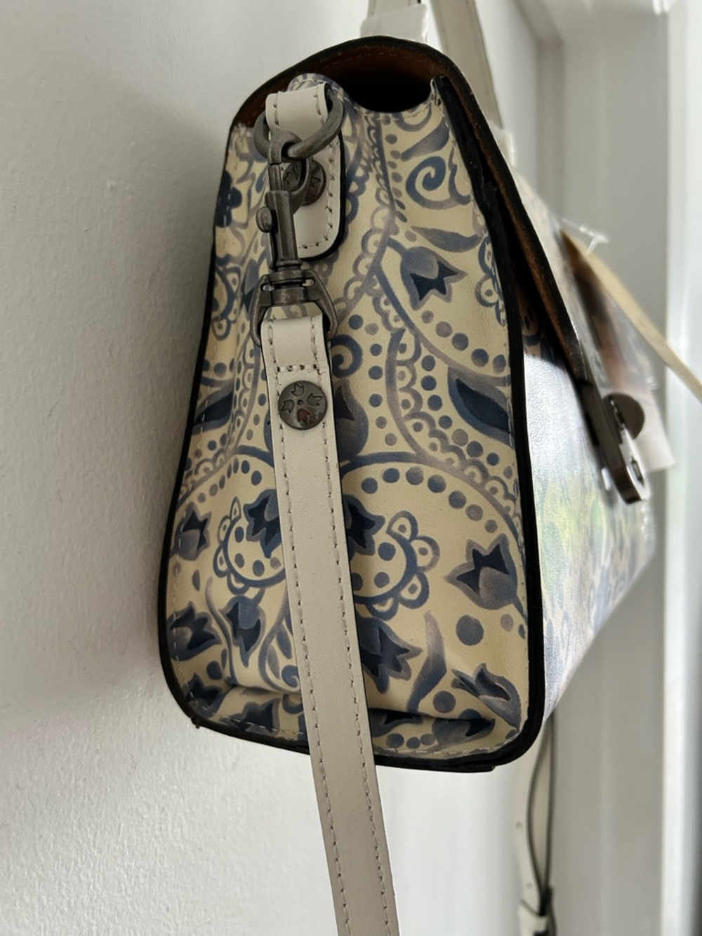 NWT Patricia Nash Blue white Floral Italian leather purse - Picture 6 of 11